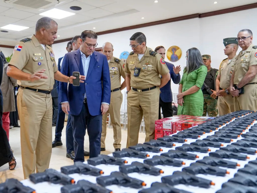 DGA fortalece al Ministerio de Defensa con donación de generador y pertrechos militares DGA fortalece al Ministerio de Defensa con donacion de generador y pertrechos