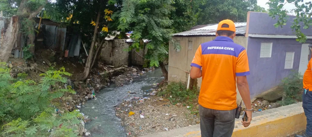 Defensa Civil refuerza acciones preventivas y mantiene albergues activos ante el paso de la tormenta Melissa