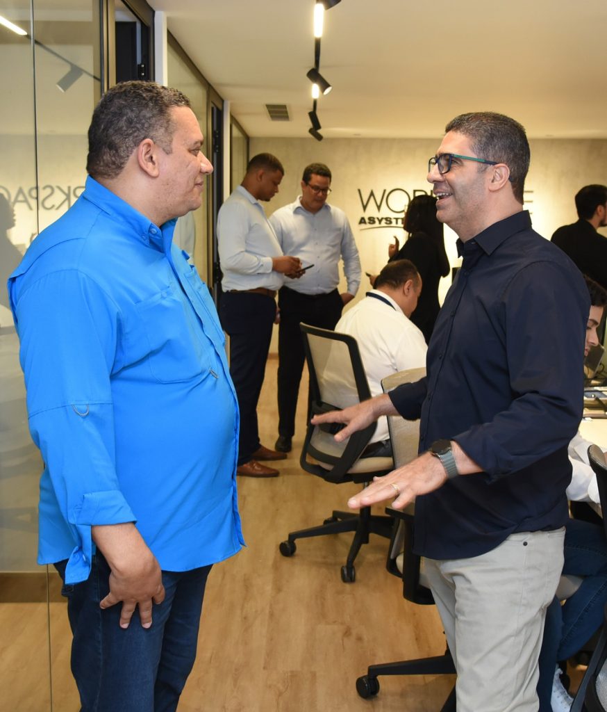 Domingo Reyes y Isaac Rivera conversando sobre las novedades de servicios que esta ofreciendo ASYSTEC