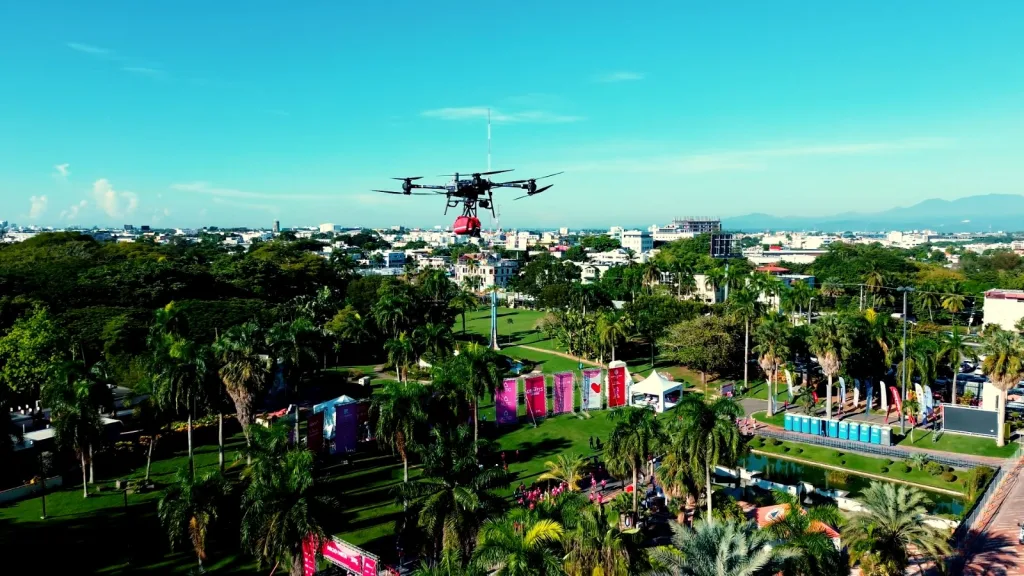 Dron de CrecerLab realiza su primera operacion real con exito durante evento en el Jardin Botanico