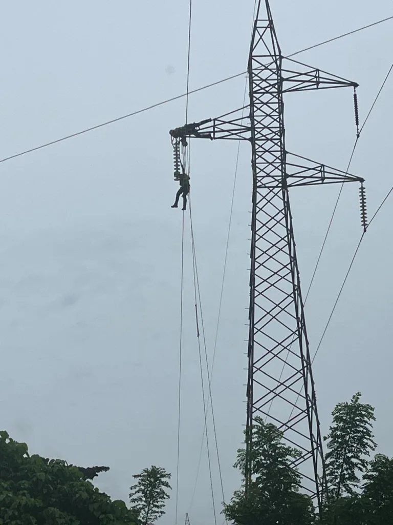 ETED trabajan bajo intensas lluvias para restablecer servicio electrico en la linea Dajao–Monte Plata
