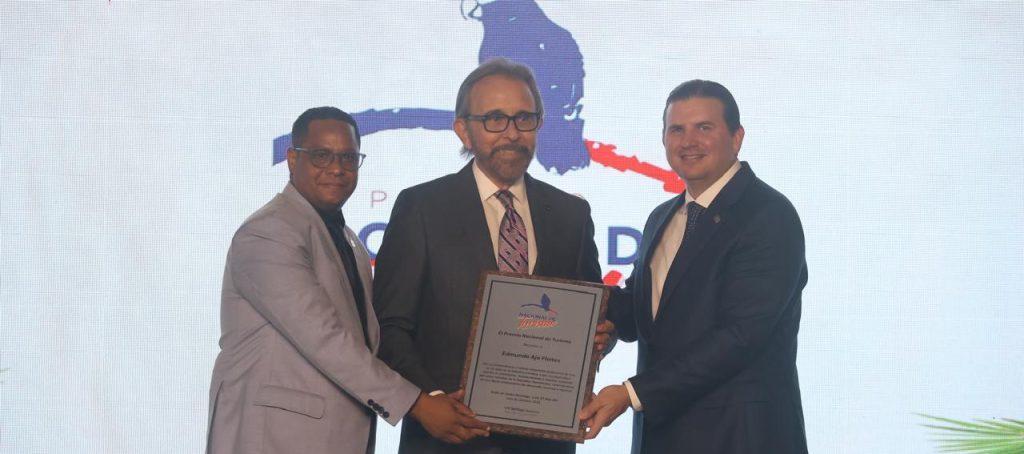 Edmundo Aja pionero de la hoteleria moderna recibe el Premio Nacional de Turismo 2025 e1760267945552