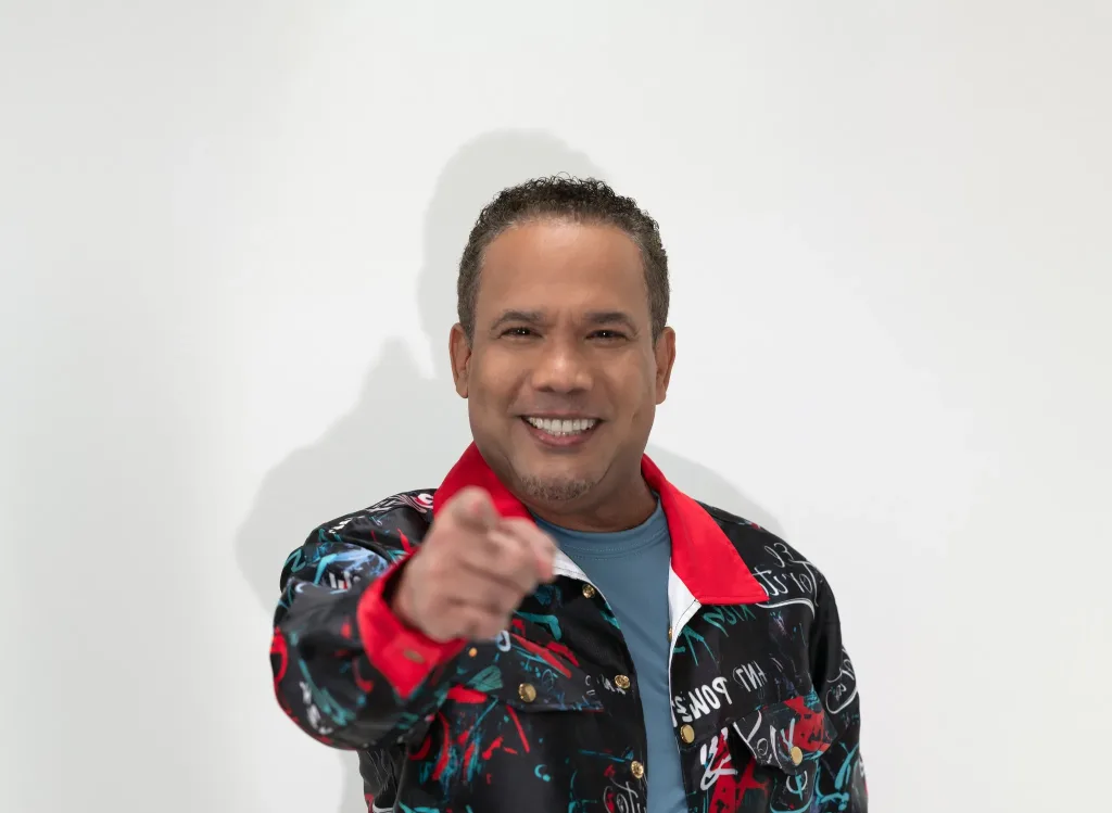 Hector Acosta se consolida como un himno de esperanza y superacion scaled e1760619165395