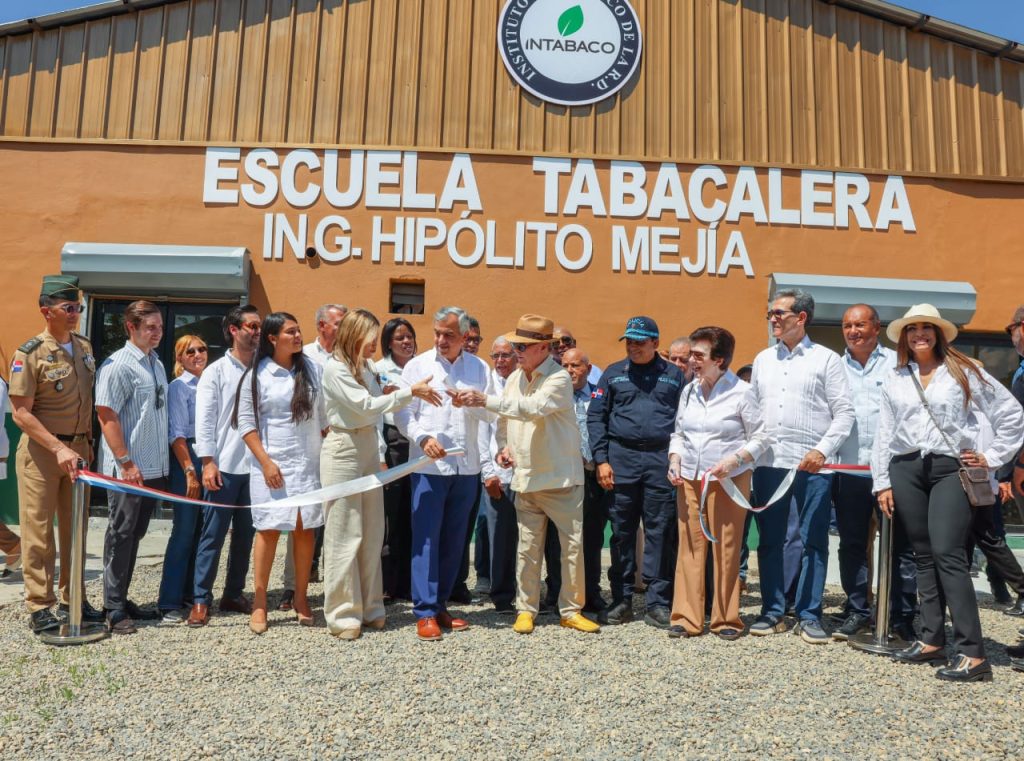 Hipolito Mejia recibe homenaje en Santiago con la inauguracion de la Escuela Tabacalera que lleva su nombre