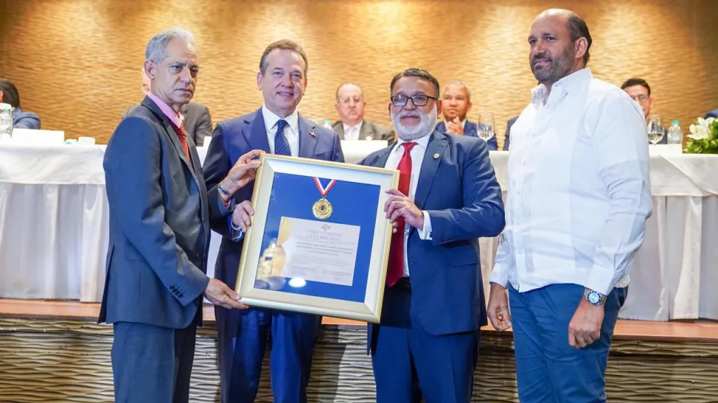 Ito Bisono es condecorado con la Medalla al Merito por su apoyo al comercio organizado y las mipymes