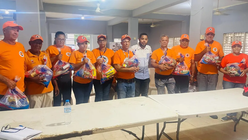 Jhonattan Erick coordina acciones con la Defensa Civil y entrega alimentos a voluntarios ante el paso de la tormenta Melissa