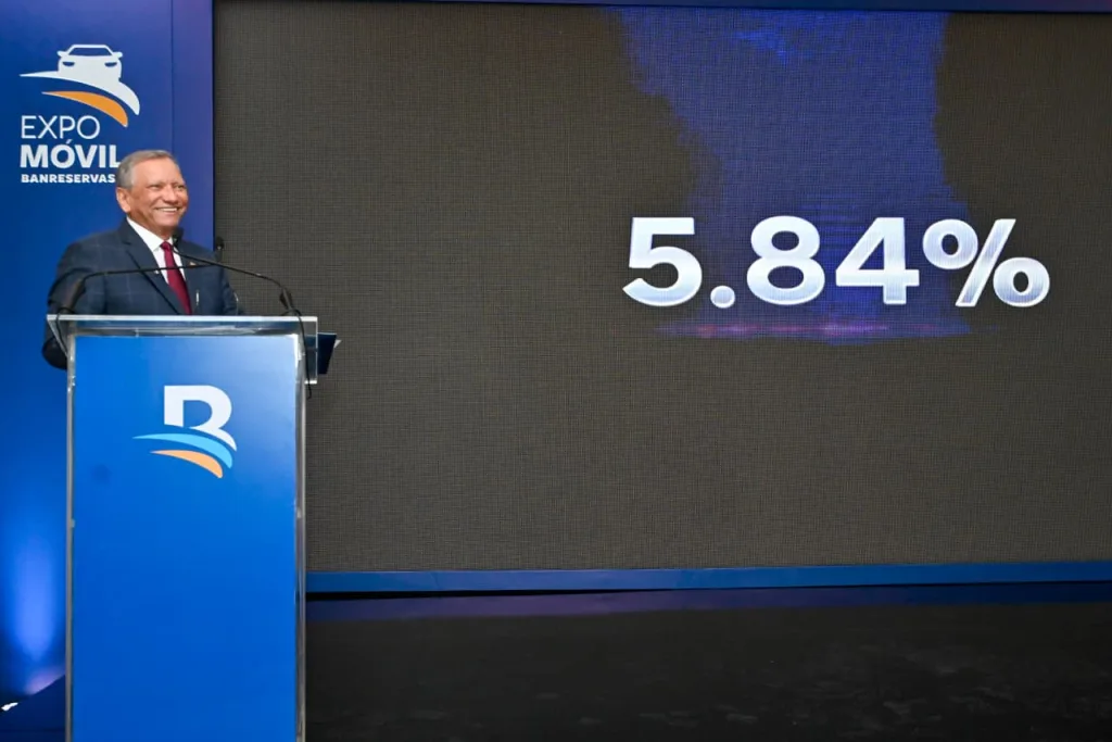 Banreservas inaugura Expomóvil 2025 con las tasas más competitivas del mercado Leonardo Aguilera anuncia la tasa de financiamiento en Expomovil 2025 eljacaguero