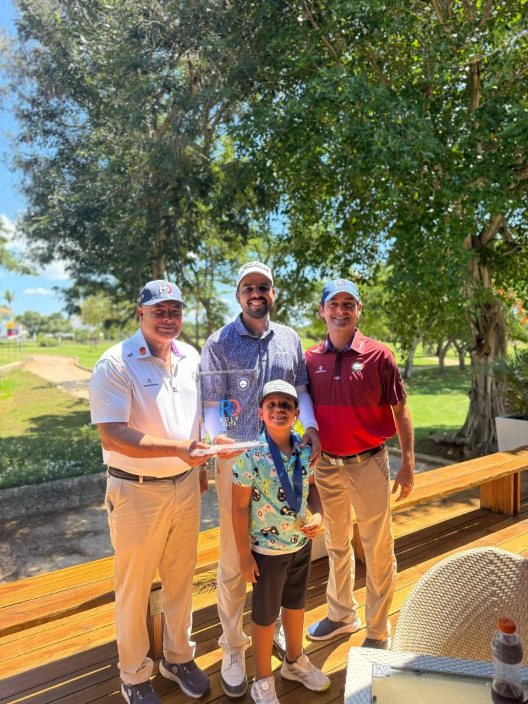 Rhadamés Peña se corona nuevamente en el RD Golf Elite Luis Jose Placeres y Andrea Attus entregan el trofeo al campeon Rhadames Pena. Figura un nino en la premiacion