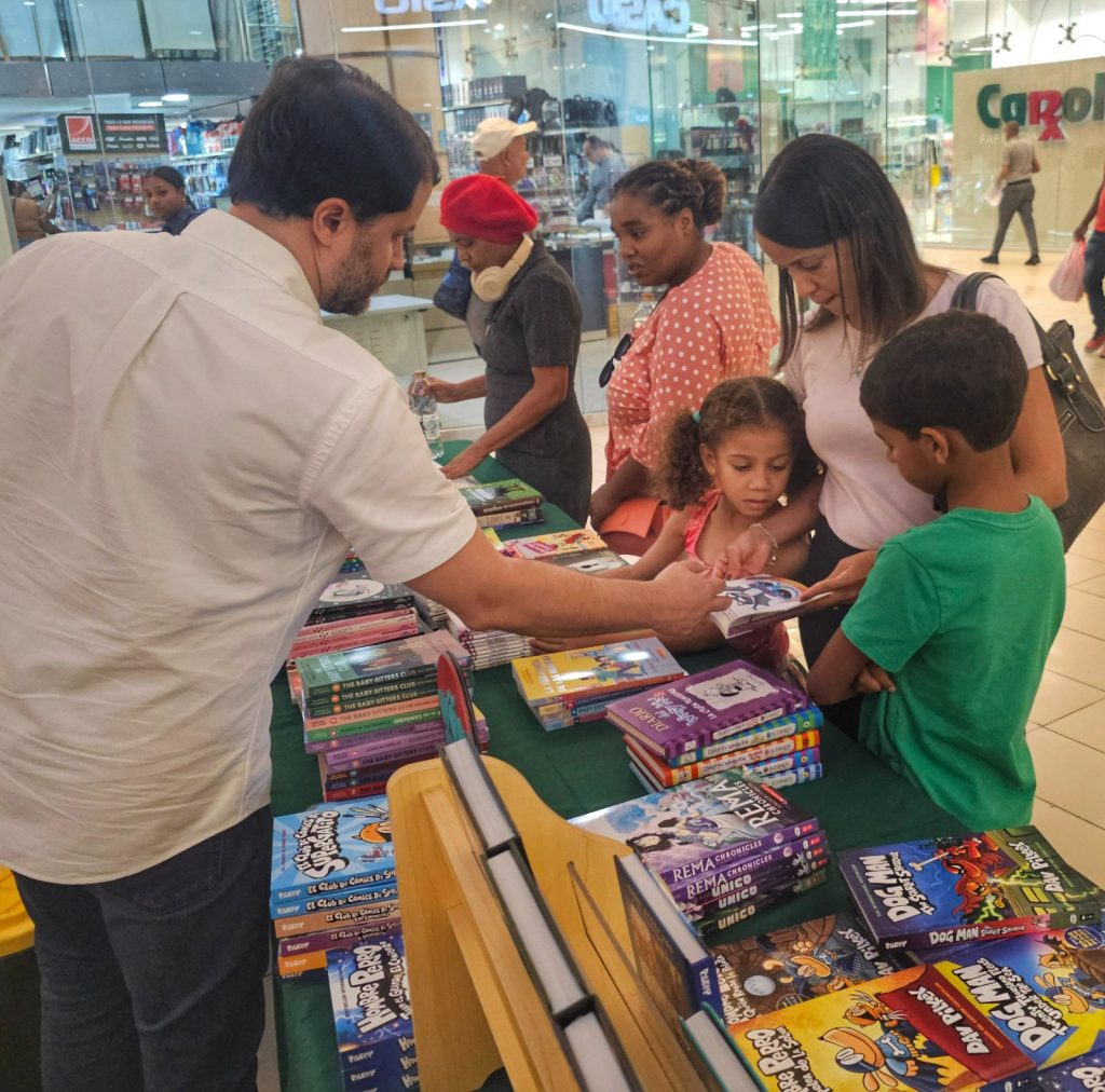 Manuel Valdez de la empresa Wonder le asesora a una madre con sus hijos