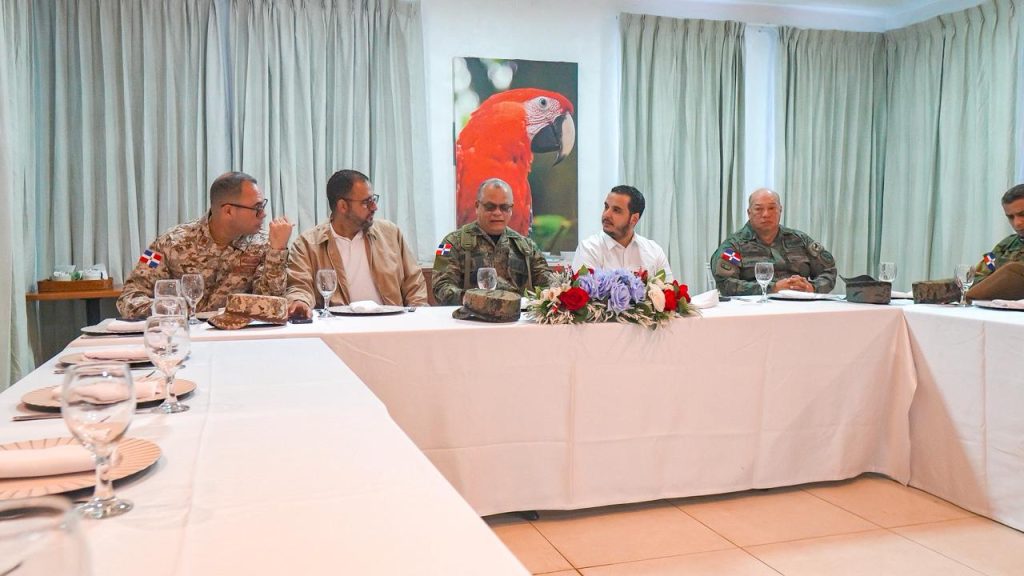 Ministro de Defensa refuerza coordinacion con CODEVI y supervisa verja fronteriza en Dajabon