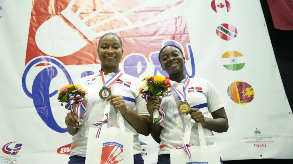 El presidente de la FEDOBAD, Nelson Javier Ozuna, y su homólogo de tenis de mesa, Gary Hernandez, premian a las ganadoras de dobles femenino del Santo Domingo Open Internacional de Bádminton, Laritza Pie y Nairoby Jiménez, así como a Liselot Sánchez y A. Sánchez, plata, y a las puertorriqueñas Gabriela Caraballo Cardona y Glorialys Méndez Delgado, bronce.