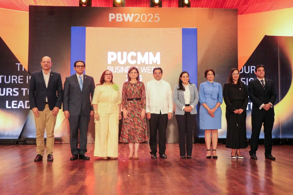 PUCMM impulsa la innovacion empresarial y el liderazgo joven en Business Week 2025