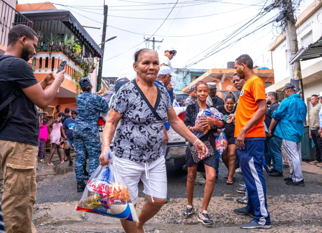 Propeep y Alcaldia de Santo Domingo Oeste despliegan operativo de ayuda a familias1
