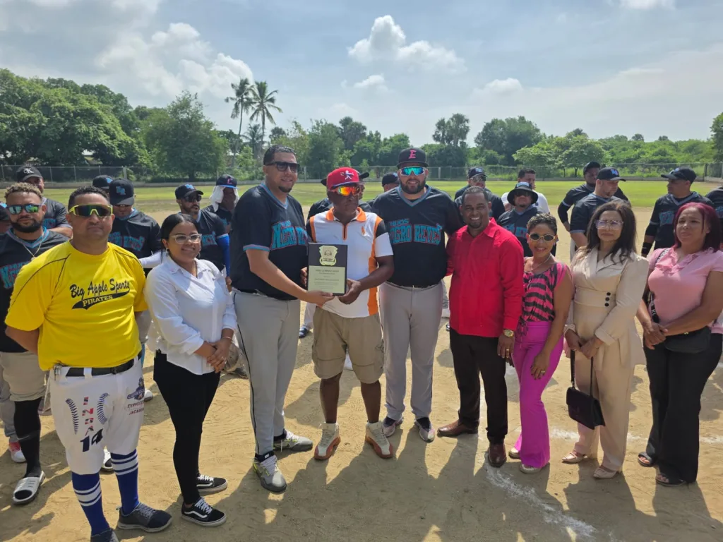 Regidores de Jacagua rinden homenaje a Los Hijos de Negro Reyes USA2