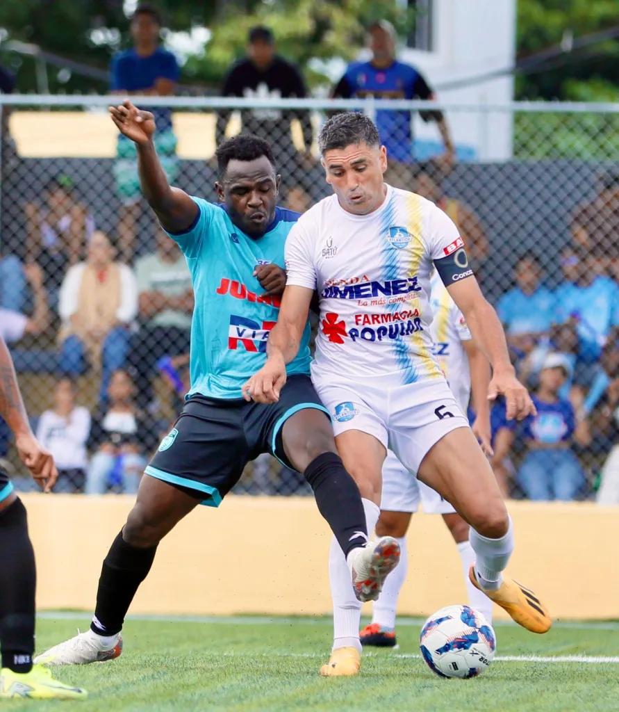 Salcedo FC toma la punta de la LDF con goleada y exhibición de Daniel Jamesley Salcedo FC toma la punta de la LDF con goleada y exhibicion de Daniel