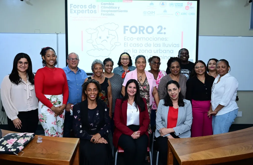 Lluvias que también lastiman la mente Skralin Santana al centro de la imagen durante el Foro de Cambio Climatico en el que presento el estudio