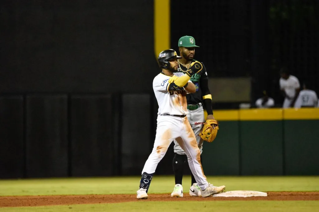 Águilas arrollan con lluvia de hits y se consolidan en la cima del torneo invernal Steward Berroa eljacaguero