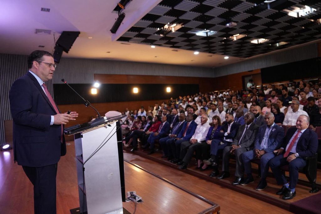 Yayo Sanz Lovaton durante su disertacion sobre logistica en la UASD