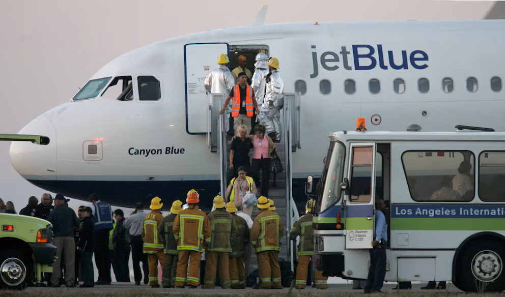 Brusco descenso de avión JetBlue deja 15 heridos y obliga aterrizaje de emergencia en Florida avion que aterrizo de emergencia en Florida eljacaguero