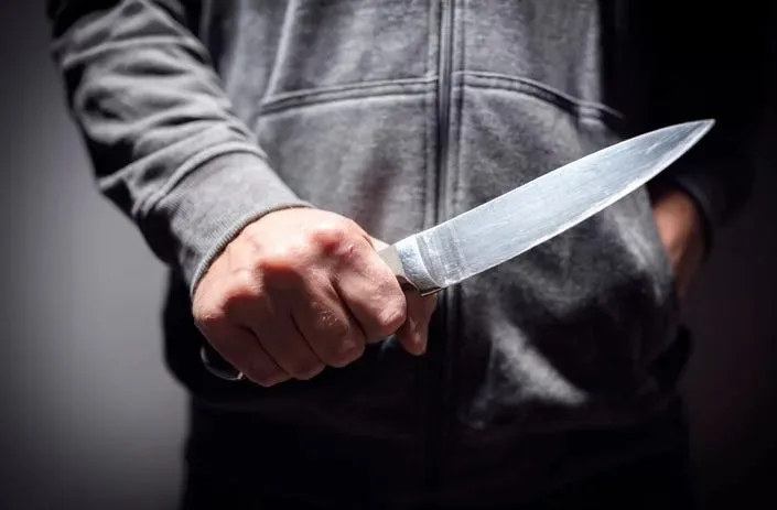 Atacante desconocido hiere personas en Brooklyn en el rostro izquierdo; pasajeros aumentan en el Metro cuchillo eljacaguero