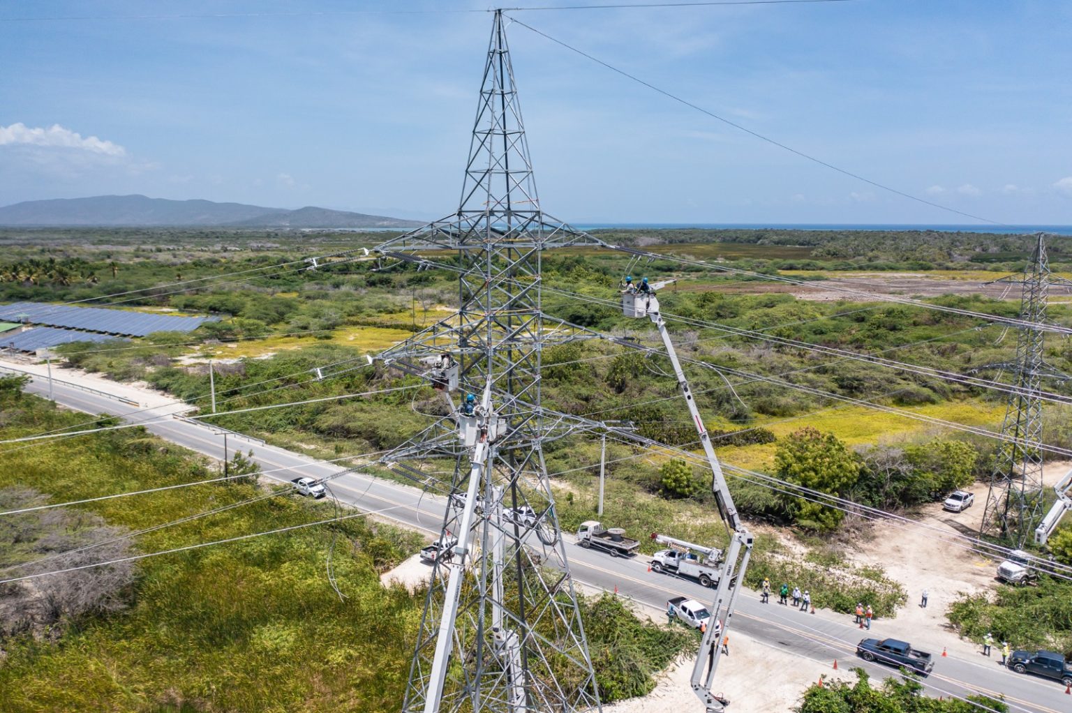 electricidad en subestacion de Azua