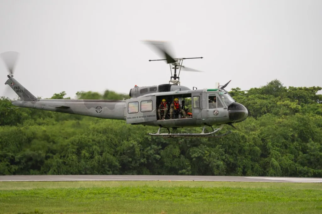 Fuerzas Armadas refuerzan su plan de emergencia para operaciones de rescate y apoyo humanitario ante la tormenta Melissa elicoptero Fuerzas Armadas RD refuerzan eljacaguero