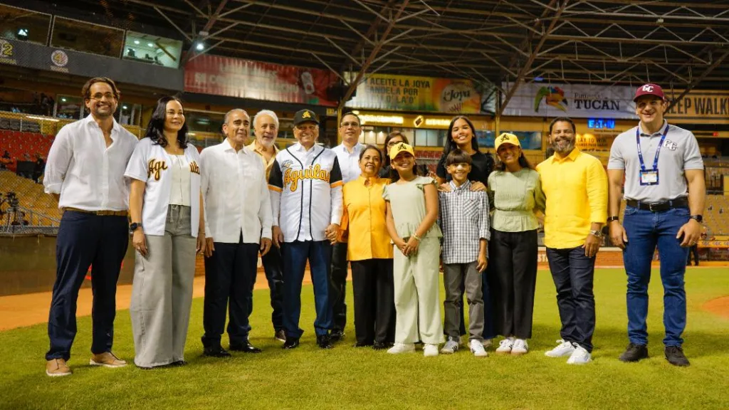 Leonardo Aguilera lanza la primera bola en partido inaugural del torneo de béisbol en el Estadio Cibao image 2