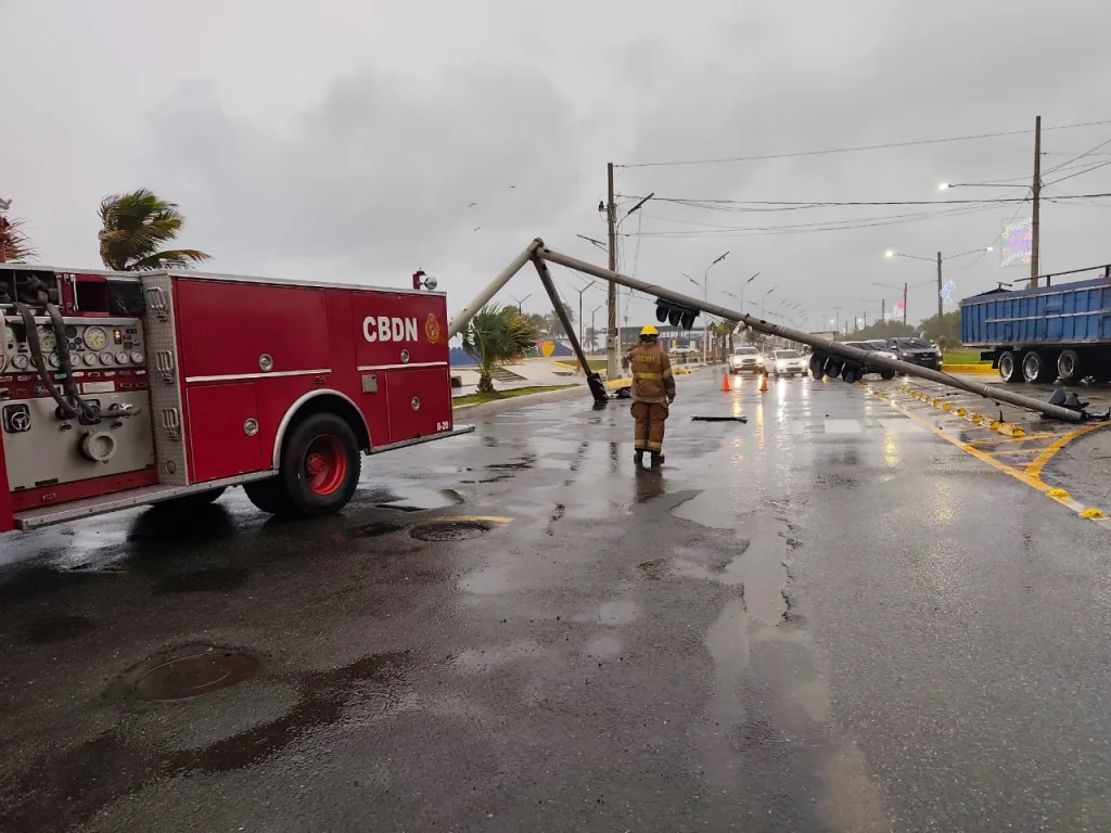 semaforo caido en el Malecon tras rafagas de tormenta Melissa