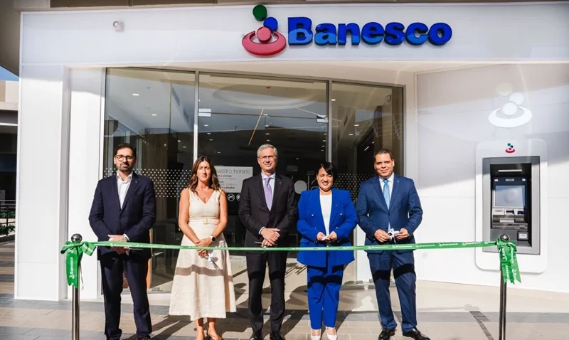 Banesco inaugura moderna y amplia sucursal en Plaza Paseo 27 1. Alejandro Pilar Lorena Vazquez Juan Carlos Carneiro Francisca Almonte y Obdulio Fermin