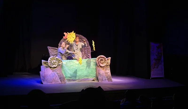 FITIJ 2025 presenta su programación de fin de semana con dos destacadas obras internacionales de títeres 1.Los actores rusos Koltsov Dmitry y Liubomudrova Nina durante la puesta en escena Un Dinosaurio llamado Igu en la sala Ravelo del Teatro Nacional