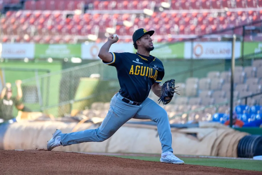 Abdiel Mendoza quien debuto como abridor de las Aguilas eljacaguero