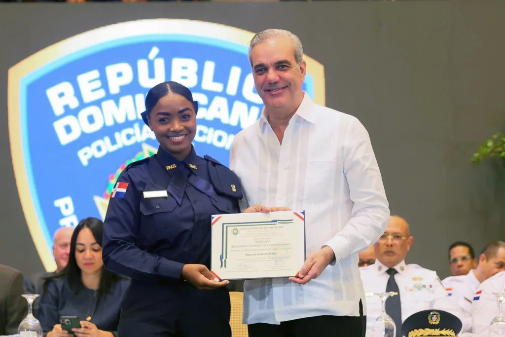 Abinader juramenta 2421 nuevos policias y eleva a 6500 los agentes formados bajo la Reforma Policial