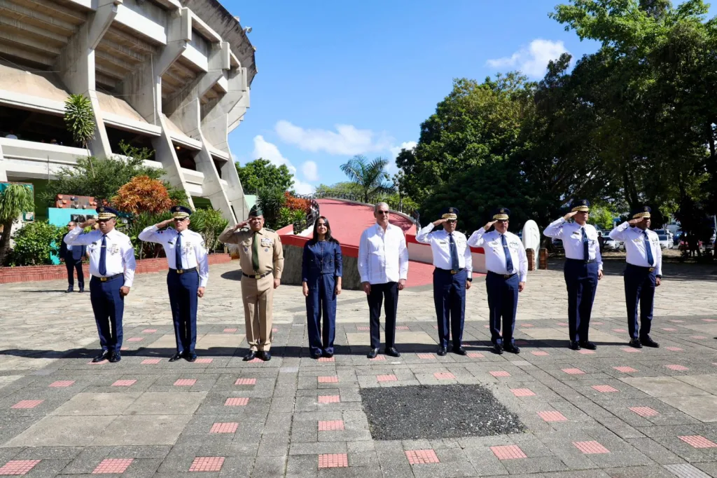 Abinader juramenta 2421 nuevos policias y eleva a 6500 los agentes formados bajo la Reforma Policial1