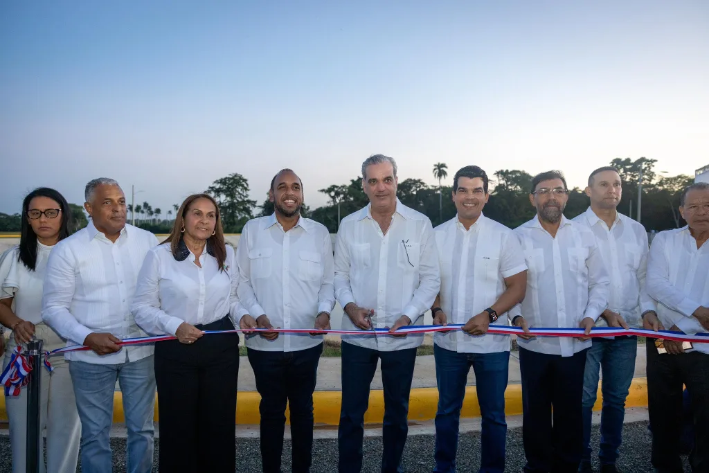 Abinader y Wellington Arnaud inauguran planta de tratamiento en Pimentel tras 20 años de espera Abinader y Wellington Arnaud inauguran planta de tratamiento en Pimentel tras 20 anos de espera