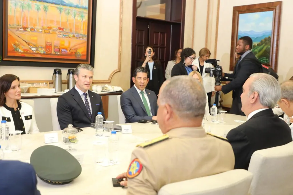 Abinader y jefe del Pentagono refuerzan alianza para combatir el narcotrafico eljacaguero1