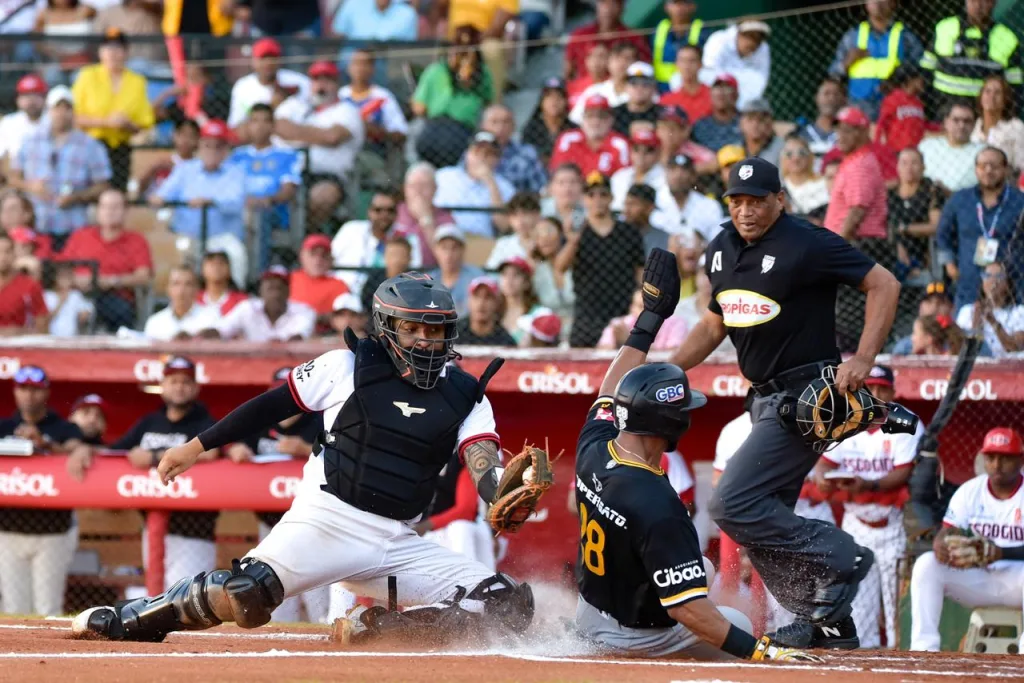 Aguilas mantienen dominio absoluto en LIDOM con su victoria 20