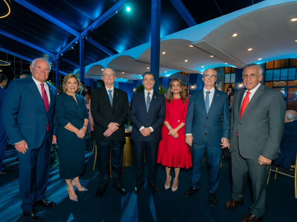 Gran Velada Musical del Popular reúne a clientes corporativos en un cierre de año de agradecimiento Alejandro Santelises Katingo Hache de Santelises Manuel A. Grullon Christopher Paniagua Sandra Bisono de Paniagua Rene Grullon y Luis Mejia Oviedo