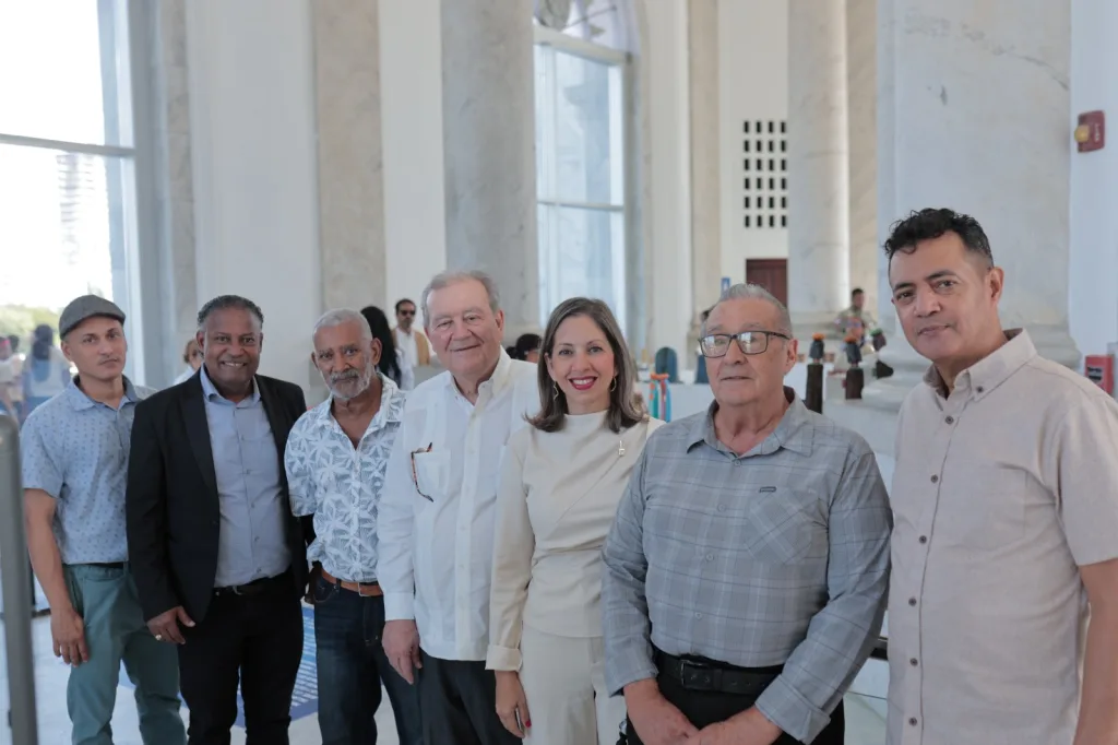 Artesanos dominicanos deslumbran con su talento en exposicion navidena del Monumento a los Heroes