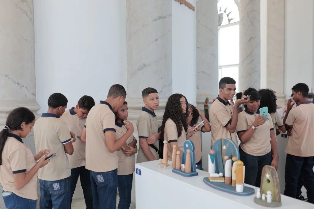 Artesanos dominicanos deslumbran con su talento en exposicion navidena del Monumento a los Heroes1