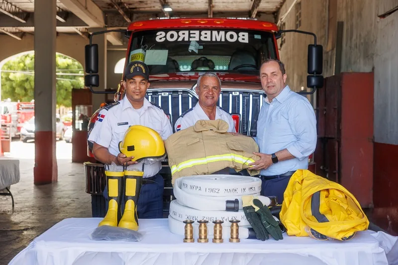 Casa Brugal dona equipos de protección al Cuerpo de Bomberos de Puerto Plata BLUEFRAME 52