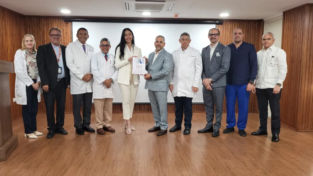 Cabral y Baez logra certificacion internacional en manejo del ictus y recibe reconocimiento del Ministro