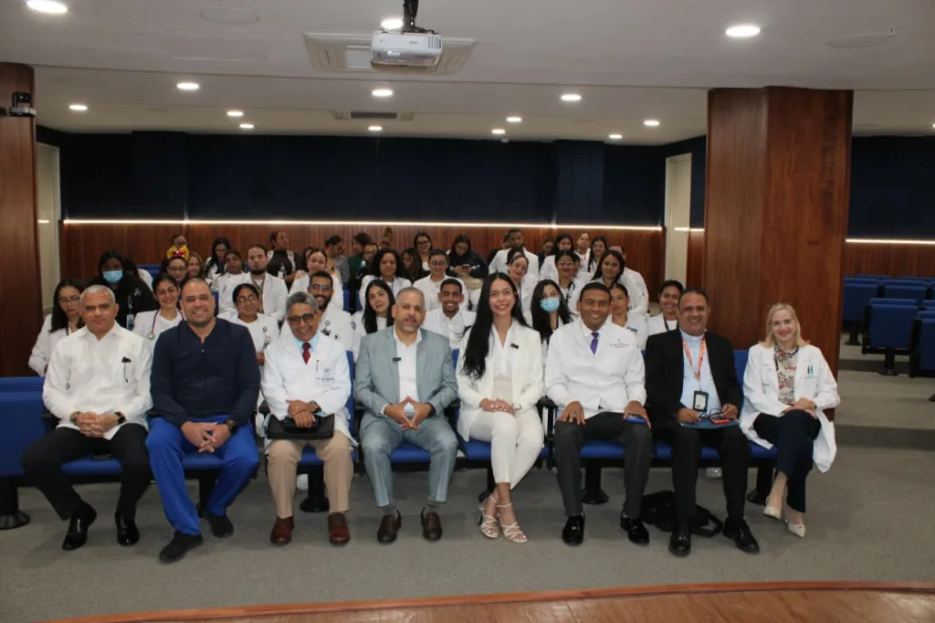 Cabral y Baez logra certificacion internacional en manejo del ictus y recibe reconocimiento del Ministro1