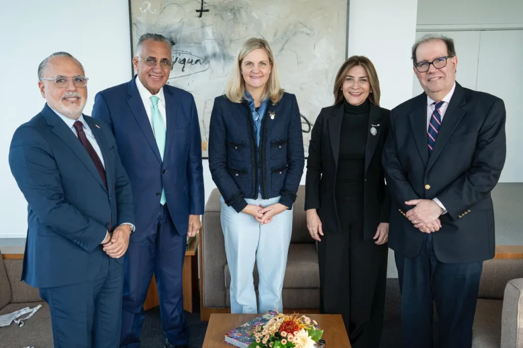 Carolina Mejia formaliza invitacion a la presidenta del COI para los Juegos Santo Domingo 2026