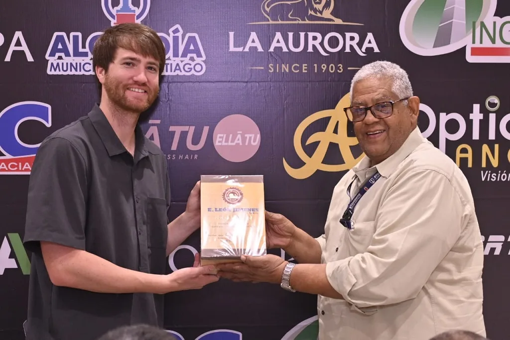 Águila de la Semana reconoce a Alberto Rodríguez y Huáscar Ynoa como los más destacados Charlie Barnes recibe un regalo de manos de Pappy Perez
