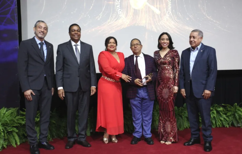 Cheo Tejada recibe el Gran Premio del Periodismo Digital en gala del Observatorio de Medios