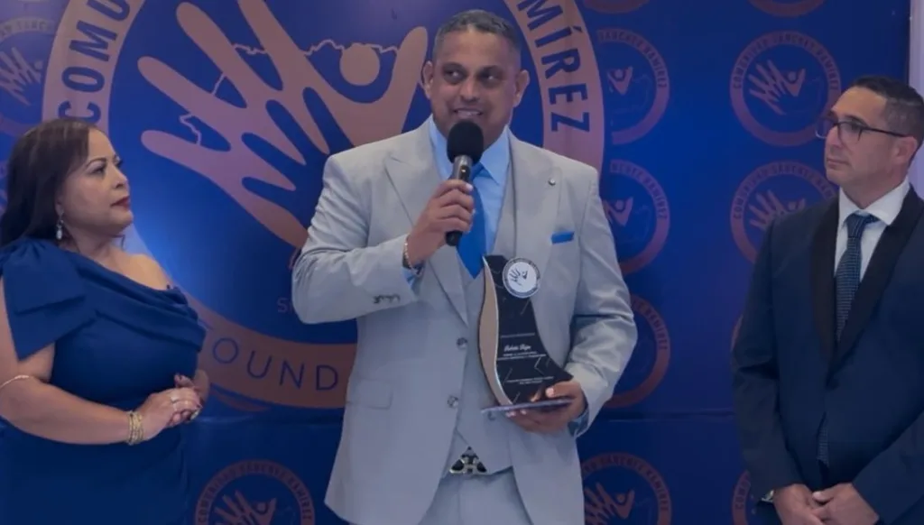 Cotuisanos en NYC reconocen a unos de los grandes valores de su provincia Cotuisanos en NYC reconocen a unos de los grandes valores de su provincia