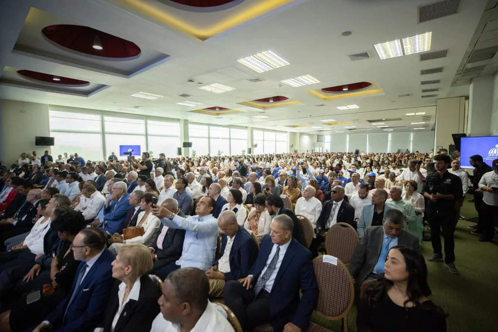 Daniel Rivera resalta el impulso transformador de Santiago durante su informe legislativo 2024b