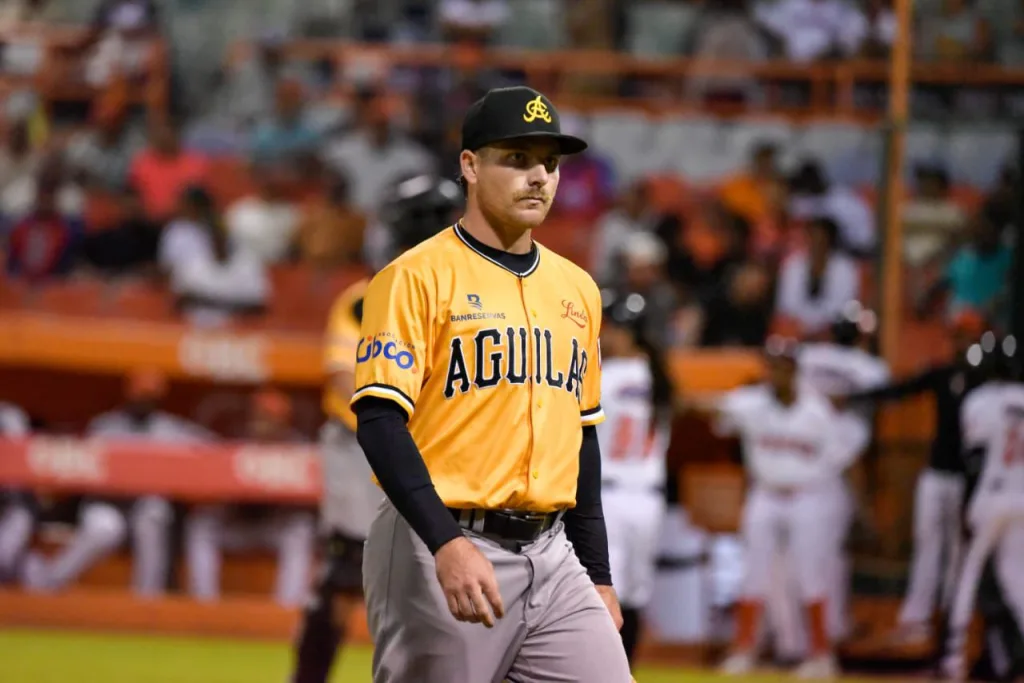 Drew Parrish obtuvo su primera victoria en la pelota dominicana con una solida labor de cinco entradas