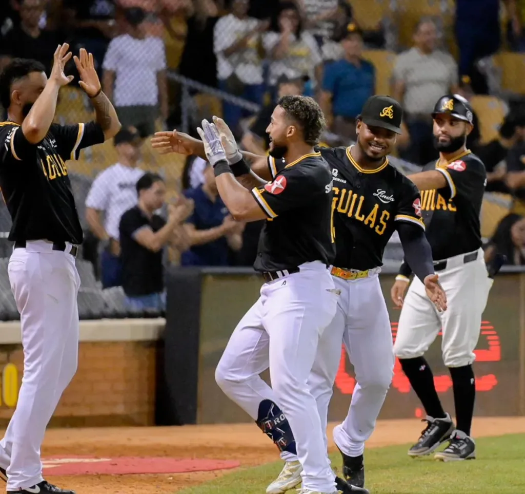 Águilas Cibaeñas consolidan su dominio en la cima con triunfo sobre los Gigantes Emmanuel Rodriguez eljacaguero e1762944866224