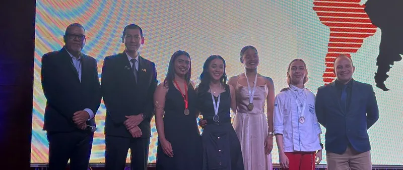 Dominicana gana el primer lugar en el Concurso Panamericano de Coctelería 2025 En el centro Maria Bonilla recibiendo el premio